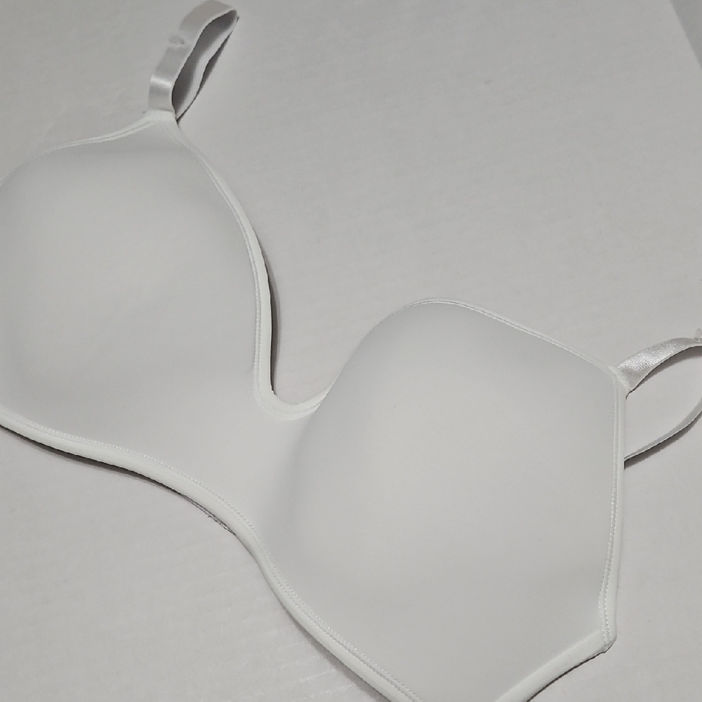 Elegant White Wire Free Seamless Molded Pads Bra Size 38D